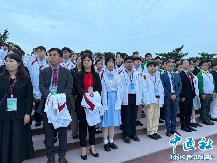 港澳青少年升旗隊代表訪京團在天安門觀看升旗儀式